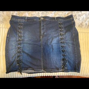 Additionelle Jean skort with Y2K ties